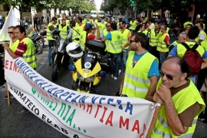Гърция гласува новите икономии по време на всеобщата стачка