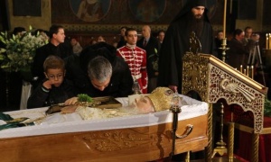 Хиляди миряни поднасят последна почит на патриарх Максим