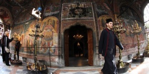 Стотици миряни чакат да се простят с патриарх Максим в Троянския манастир