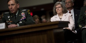 Подалият оставка шеф на ЦРУ имал връзка с жената, написала биографията му