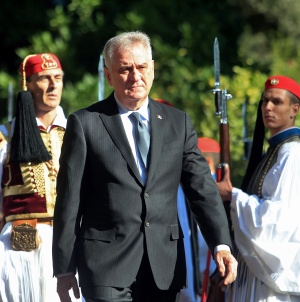 Николич иска да посредничи между Гърция и Македония