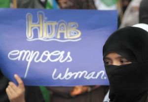 Авиокомпания в Египет облича стюардеси в хиджаб