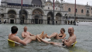 Туристи по бански плуваха по наводнения площад „Сан Марко”