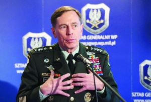 Отстраниха агента на ФБР, започнал разследването срещу Петреъс