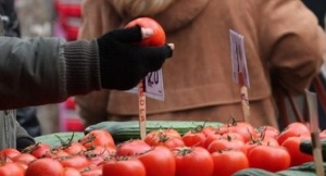 Мъж протестира с домат пред ВСС