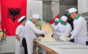 Албания празнува 100 г. независимост с 4-тонна торта