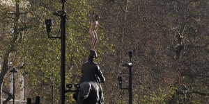 Гол мъж стоя три часа върху паметник в Лондон