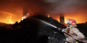 120 живота отне пожар в Бангладеш