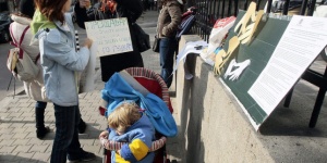 Майки протестираха срещу „насилието” над родилките