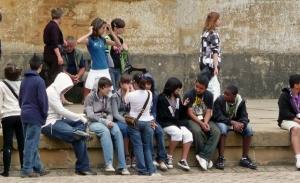 Без трудови договори и на минимални осигуровки работят младите българи