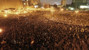 Многохилядните протести в Кайро не стихват