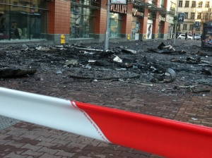 Почистват отломките след пожара в столичен мол