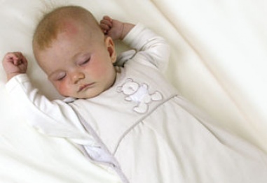 Защо спалното чувалче е по-добро за бебето от завивката?