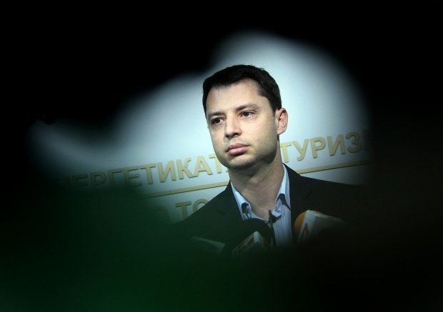 Добрев: По-скъп ток, ако отпадне цената за достъп до ВЕИ