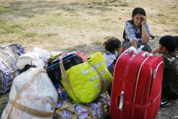 Стотици роми атакуваха гробищата в Казанлък заради „подавките” на Задушница