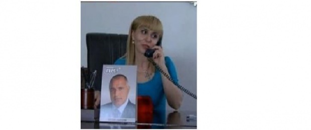 Диана Ковачева работи край  портрета на Борисов в репортаж на ARD