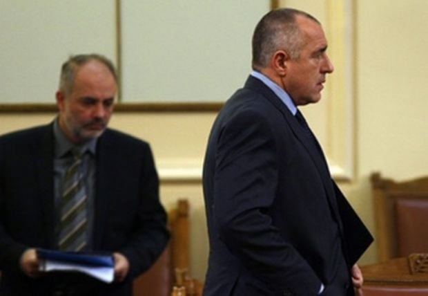 Борисов и Младенов връчват договори за безвъзмездна помощ по схемата „Помощ в дома"