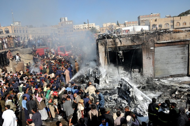 10 загинаха във военен самолет, разбил се в столицата на Йемен