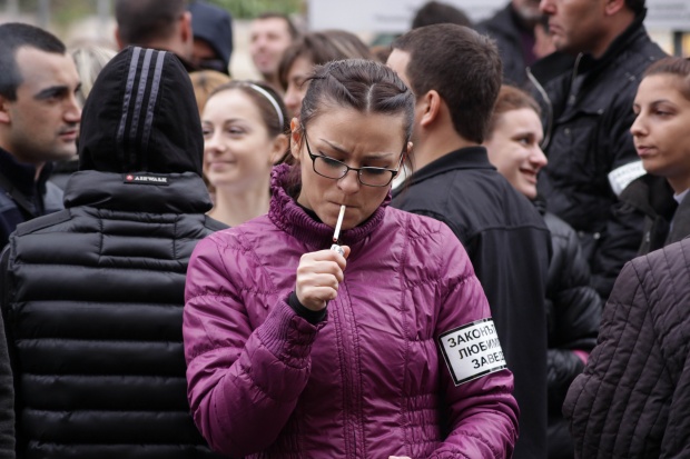 600 пушачи запалиха по цигара във „фалирало“ кафене пред парламента