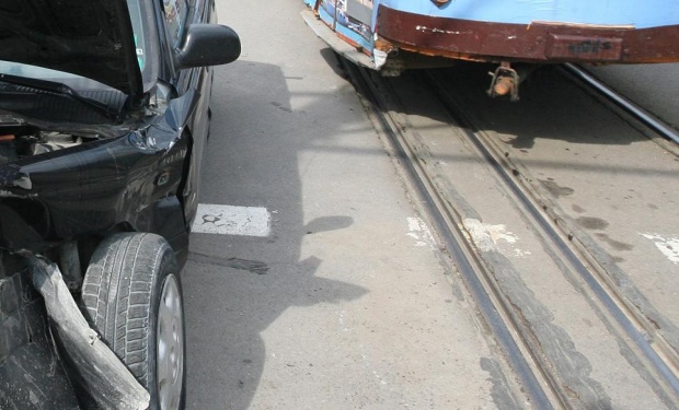 Трамвай се вряза в кола край НДК, излезе от релсите