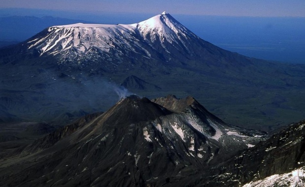Лава от изригналия вулкан в Камчатка унищожи две научни бази