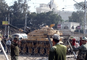 Армията в Египет вкара танкове в Кайро заради сблъсъците