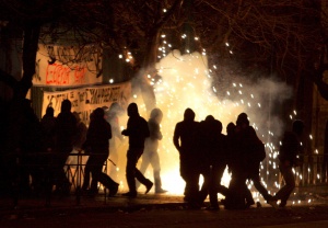 Задържаха 56 души по време на сблъсъци демонстрации в Атина