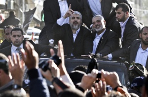 Лидерът в изгнание на "Хамас" целуна земята на Газа