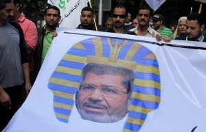 Морси отмени декрета за разширените си правомощия