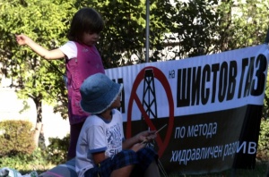 Протестиращи: „Шистов газ – изборът е него или нас!“