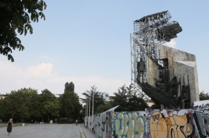 Багери отстраняват бетона oт основата на паметника пред НДК
