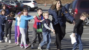 27 убити, 18 деца, при стрелба в начално училище в САЩ