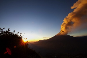 Вулканът Тунгурахуа пак плаши еквадорци с тътен и дим