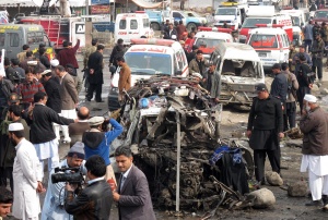 Експлозия край автобусна спирка взе поне 12 жертви в Пакистан