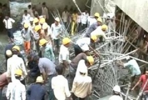 Строяща се сграда рухна в Индия, 13 загинали