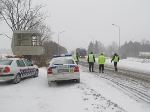 Силен вятър и сняг затрудняват движението в Русенско