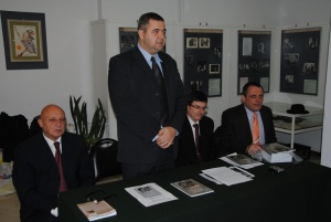 Спас Ташев с английско издание на книгата за мекедонските и беломорските евреи