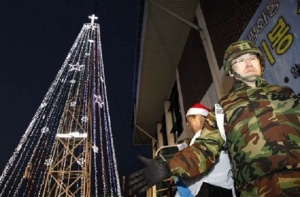 Северна Корея се ядоса на южнокорейските коледни светлини по границата