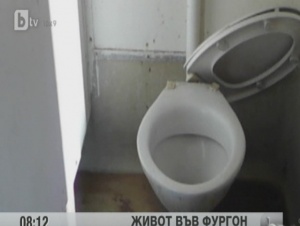 Български строители в Израел посрещат Коледа в мизерни фургони