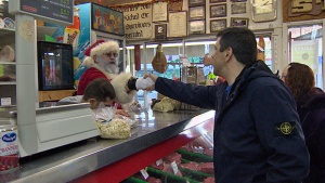 Все повече хора работят навръх Коледа