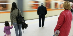 Девойка падна пред мотриса на метростанция „Люлин"