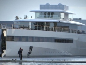 Яхтата на Стив Джобс свободна да напусне Амстердам
