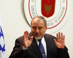 Бившият първи дипломат на Израел Либерман на 40-минутен разпит в полицията