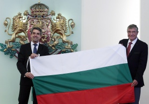 Христо Пимпирев носи българския флаг на Южния полюс