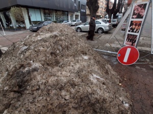 Планини от мръсен сняг задръстват тротоарите във Варна
