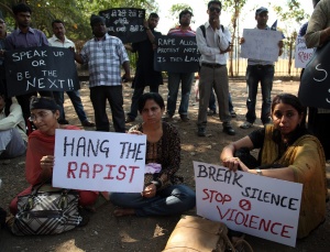 Индийка почина след зверско групово изнасилване в автобус