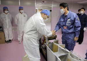 Новият премиер на Япония посети Фукушима, отменя целта „нула АЕЦ"