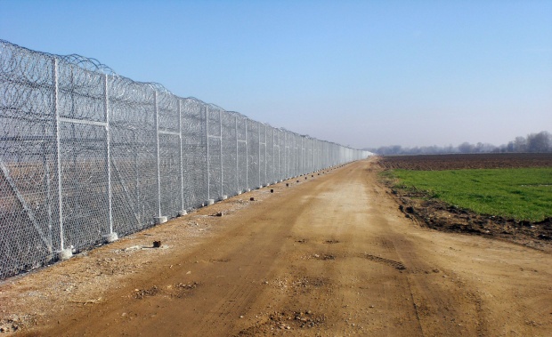 Гърция вдигна 4-метрова ограда срещу имигрантите на границата с Турция