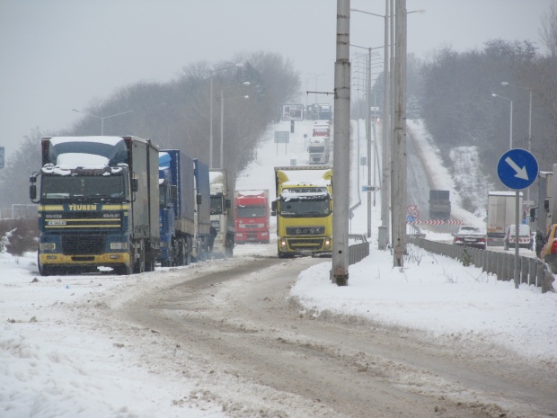 ТИР-ове и снегорини в пътна клопка край Дунав мост