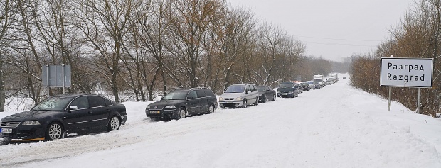 Шумен и още 11 общини продължават да бедстват в снежната стихия